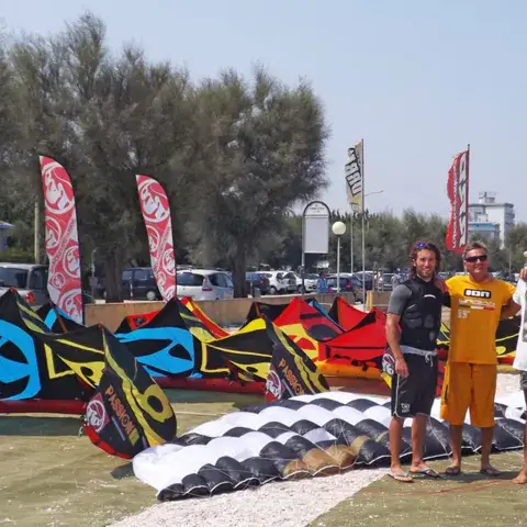 Kites et équipe sur la pelouse devant la plage