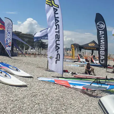 Planches et matériel sur la plage du club
