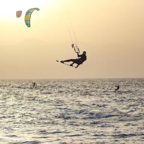 Kitesurfeur en saut au coucher du soleil
