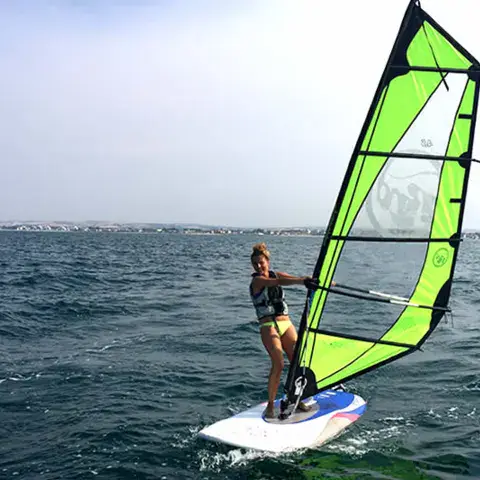 Windsurfeuse sur l'eau