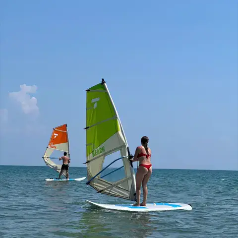 Cours de windsurf sur la mer