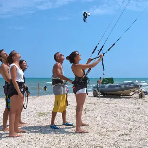 Leçon collective de kitesurf sur la plage