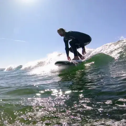 Surfeur sur une vague