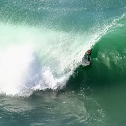 Surfeur dans le creux d'une vague
