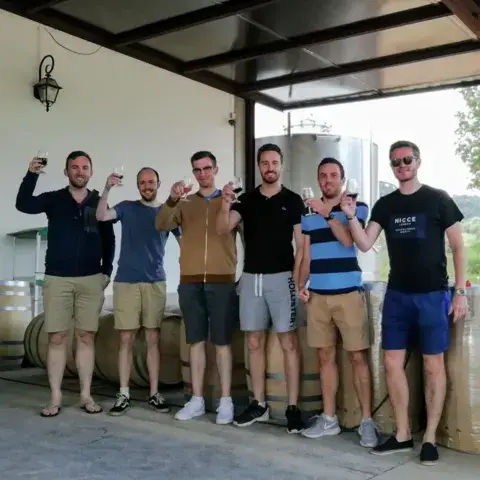 Groupe de participants dans une cave à vin