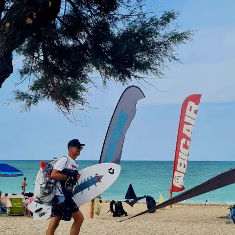 Moniteur sur la plage près des drapeaux du centre