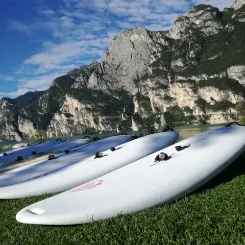 Planches de windsurf posées sur la pelouse