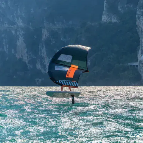 Wing foil sur le lac de Garde