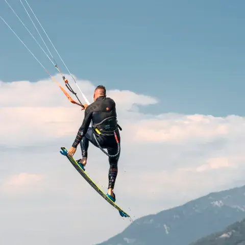 Kitesurfeur en saut