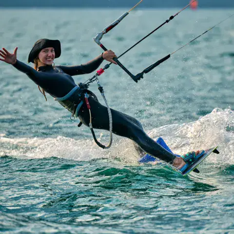 Kitesurfeur en session sur le lac