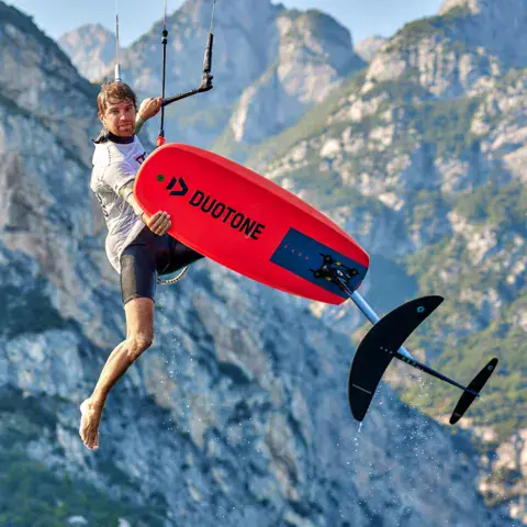 Kitesurfeur en saut avec un foil