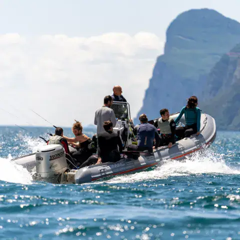 Bateau de lift avec des kitesurfeurs à bord