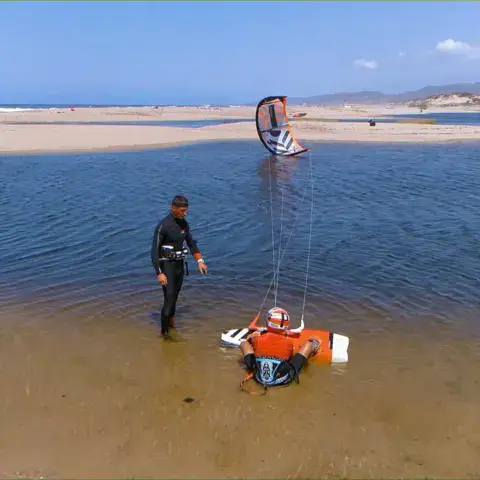 Pratiquant de wing dans une eau peu profonde