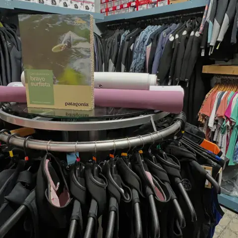 Rayon de vêtements techniques dans le magasin