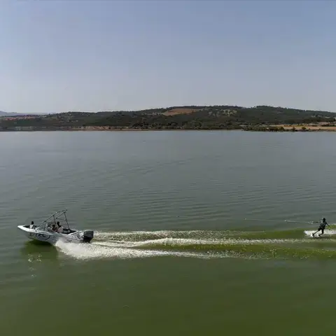 Bateau d'assistance sur le plan d'eau