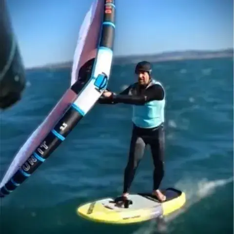 Wingfoil sur le plan d'eau