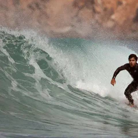 Surfeur sur une vague