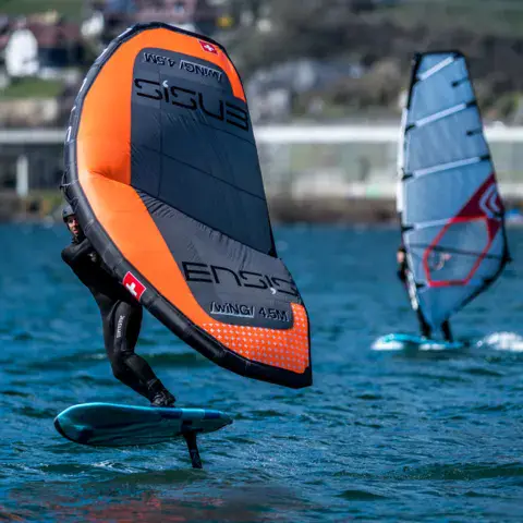 Wingfoil et windfoil sur l'eau