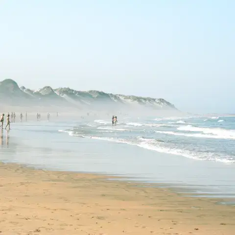 Plage de sable avec baigneurs