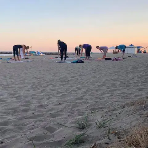 Séance de yoga sur la plage