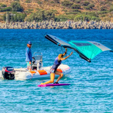 Séance de wing foil avec accompagnement en bateau