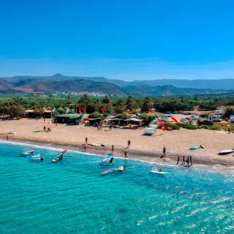 Plage et matériel de windsurf à l'eau
