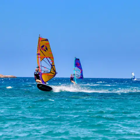Windsurfeurs en navigation