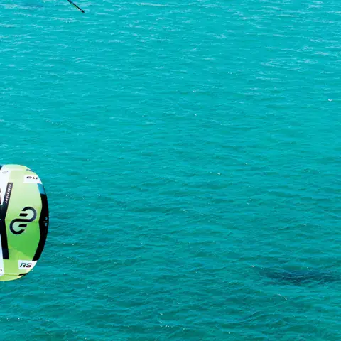 Kitesurfeurs vus du ciel sur une eau turquoise peu profonde