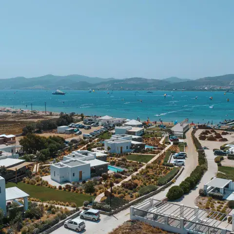 Vue aérienne de la côte et des bâtiments en bord de mer