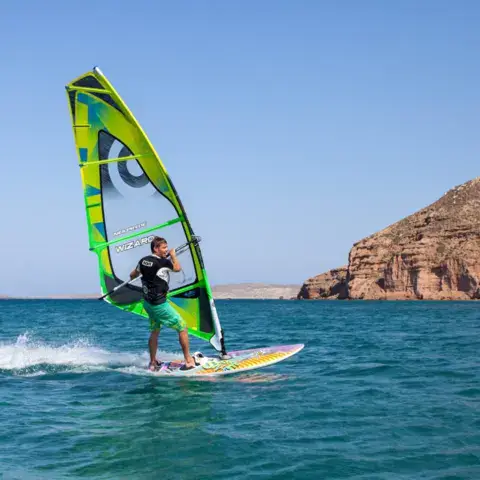 Windsurf devant un promontoire rocheux