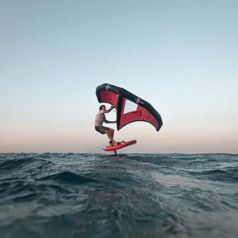 Wing foil au coucher du soleil