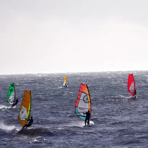 Session de windsurf par vent fort