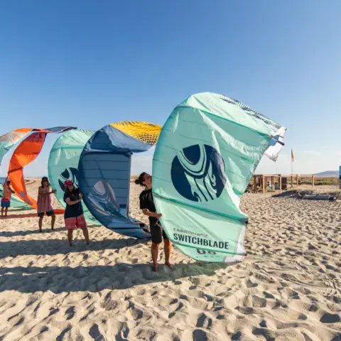 Ailes de kitesurf gonflées sur la plage