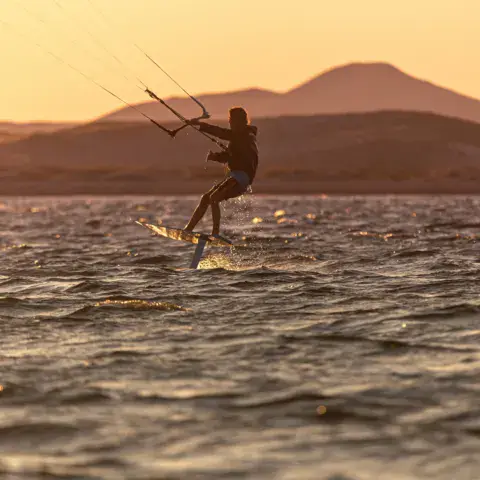 Session de kitefoil au coucher du soleil