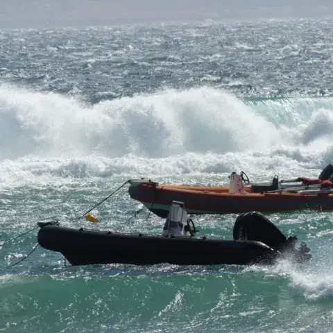 Deux bateaux pneumatiques de sécurité dans les vagues