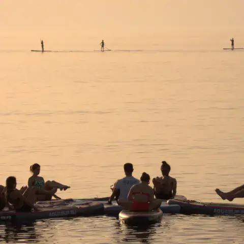 Séance de paddle en mer à la tombée du jour