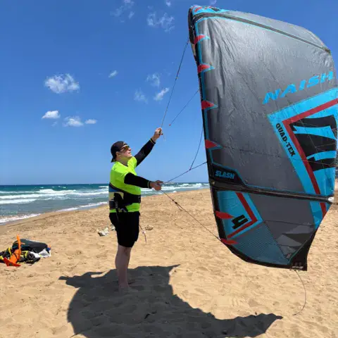 Pilotage d'une aile de kite sur la plage