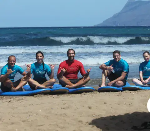 Groupe de l'école assis sur des planches de mousse