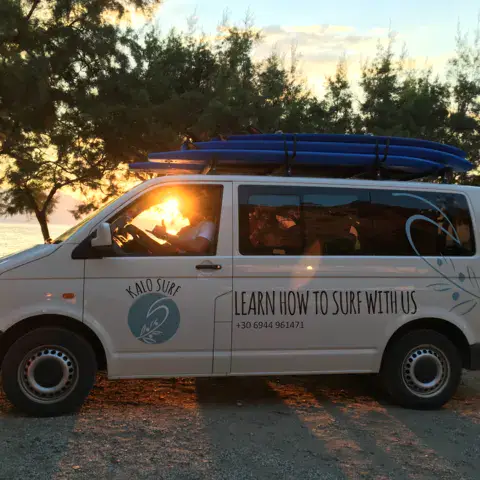 Camionnette de l'école avec planches sur le toit