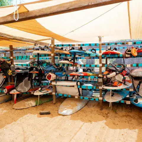 Atelier et rack de matériel de windsurf sous abri