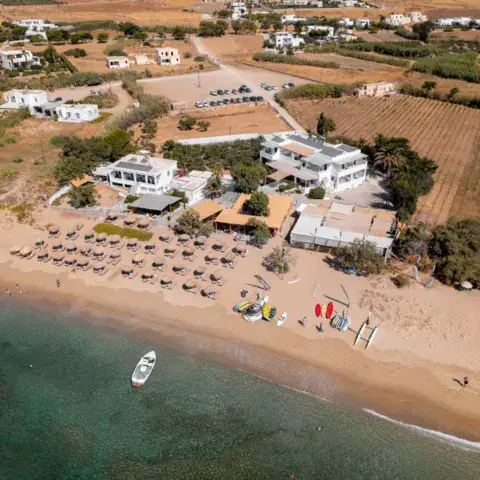 Vue aérienne de la baie et de la plage de sable