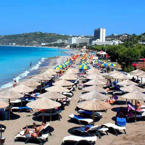 La plage avec transats et parasols