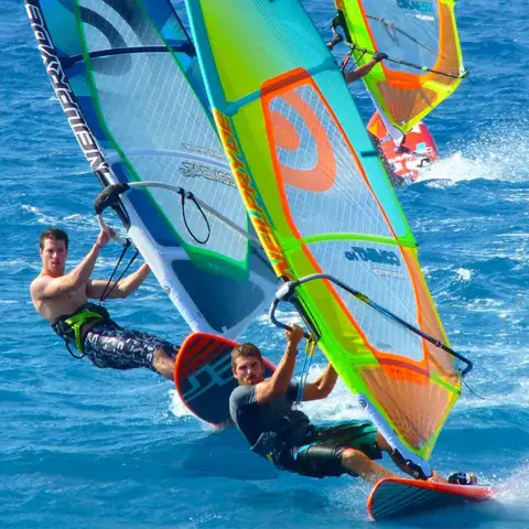 Windsurfeurs en pleine navigation