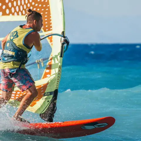 Windsurfeur sur l'eau