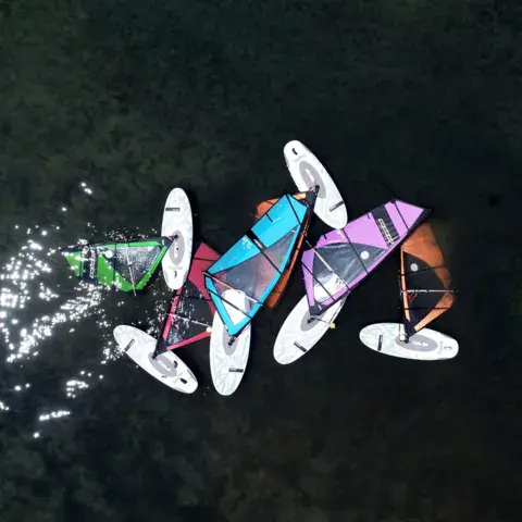 Groupe de windsurfeurs vu du ciel