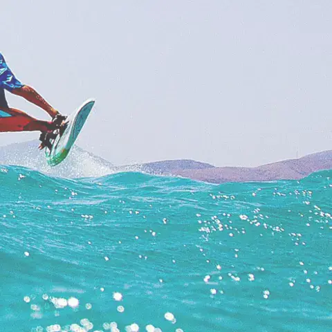 Windsurfeur sautant une vague