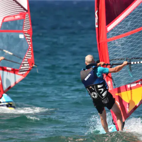 Deux windsurfeurs en navigation