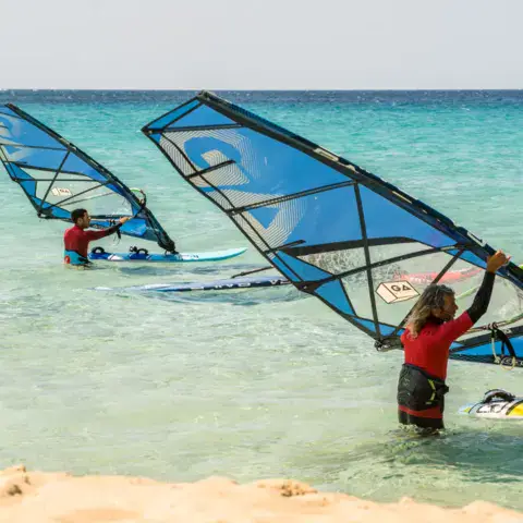 Windsurfeurs en eau peu profonde