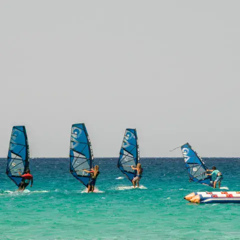 Groupe de windsurfeurs au large