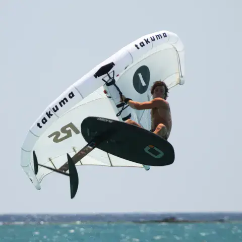 Rider de wing foil en saut